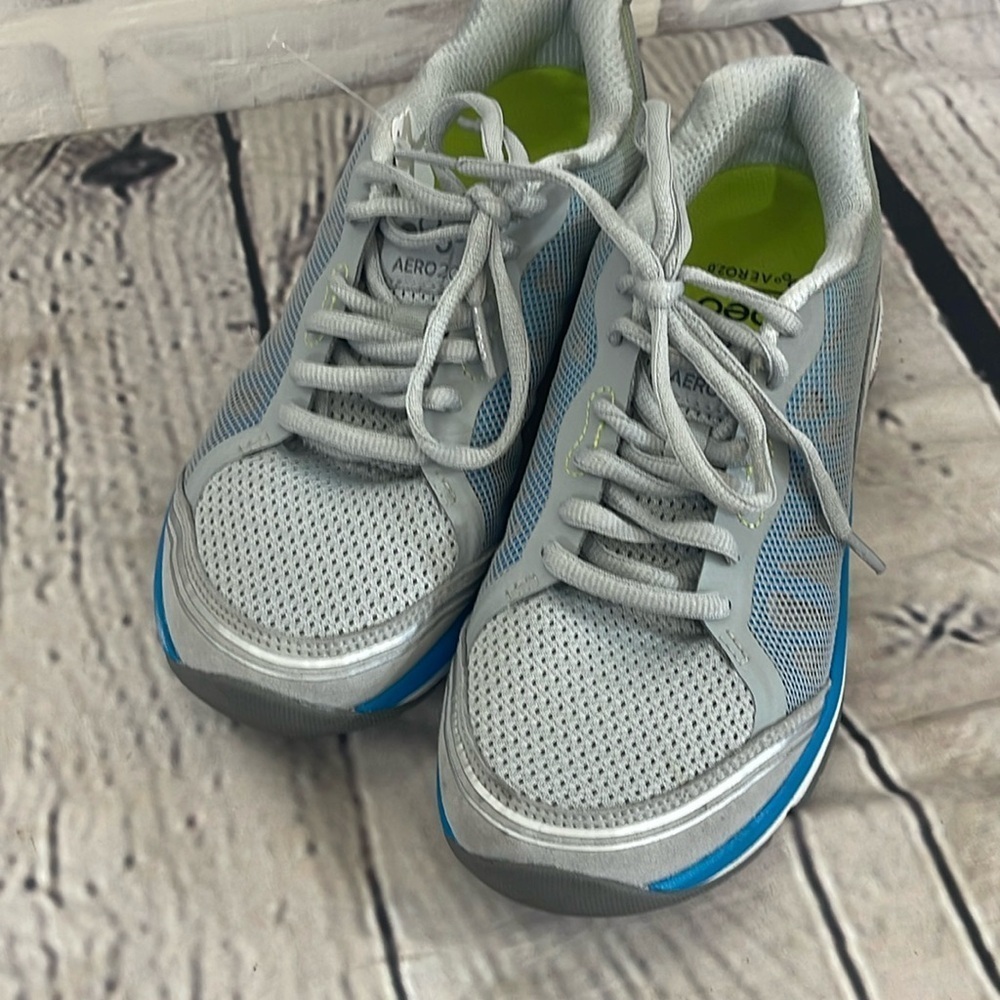 Abeo sneakers are 2.0 size 7.5
